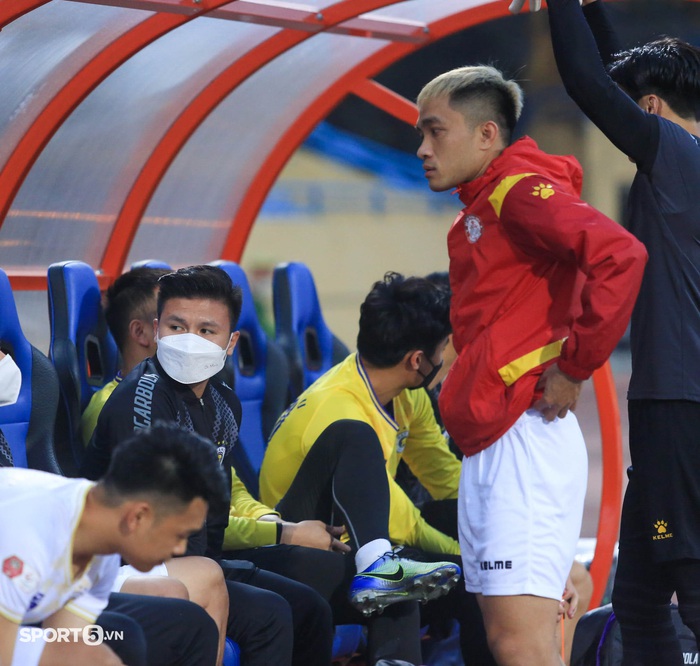 Cật nhật Hà Nội vs TP.HCM: Thành Chung đeo băng đội trưởng, đối đầu với thủ môn Bùi Tiến Dũng - Ảnh 2.