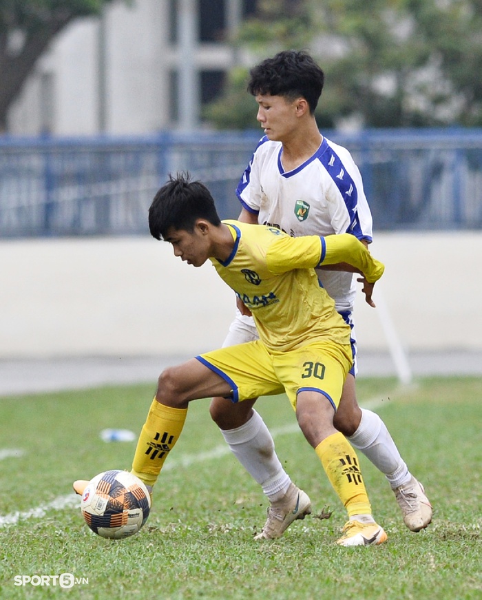 Cầu thủ U19 Nutifood bị đuổi khỏi sân vì hành vi đánh củi chỏ, SLNA thẳng tiến đến VCK   - Ảnh 8.