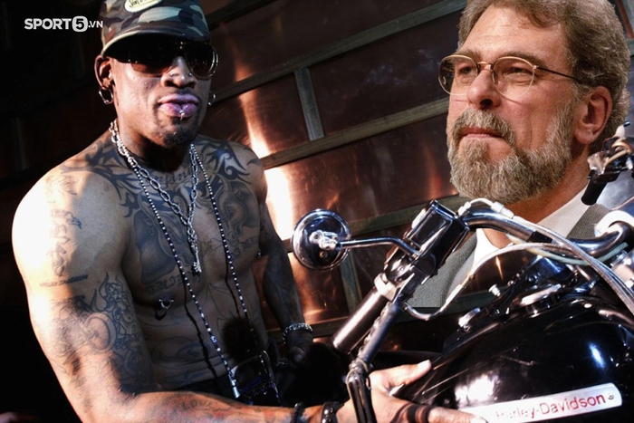 Bất mãn với đội bóng vì đãi ngộ thấp, Dennis Rodman mua Harley Davidson &quot;độ&quot; để tặng thầy  - Ảnh 1.