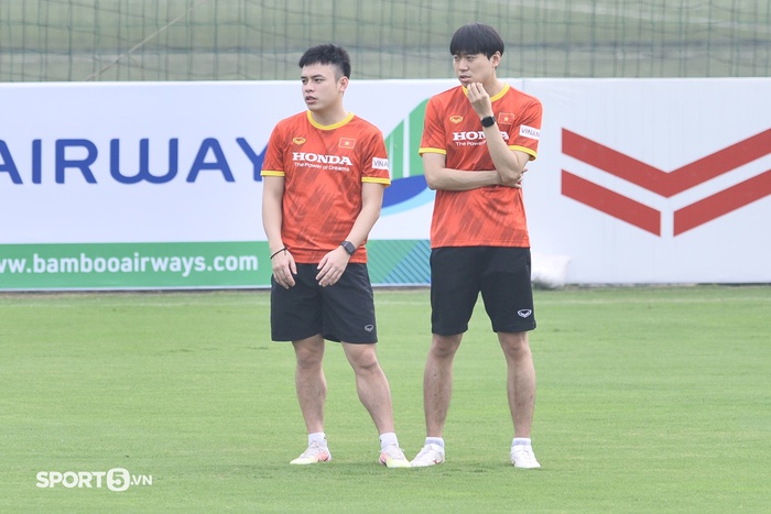 Trợ lý Lee Young-jin vắng mặt, tổ trợ lý tiếng Hàn &quot;đứng chơi&quot; trong buổi tập của U23 Việt Nam   - Ảnh 3.