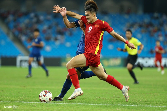 Chạy đua tiền đạo cho SEA Games 31: Cựu tiền đạo Ligue 1 sẽ chơi cho U23 Lào, U23 Việt Nam liệu có gọi Tiến Linh? - Ảnh 3.