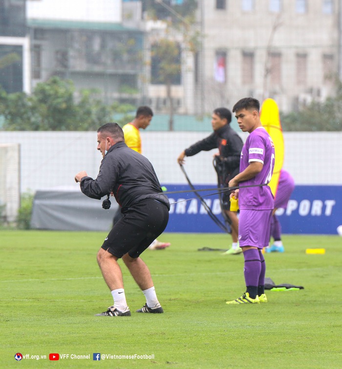 HLV Lee Young-jin vắng vì covid-19, trợ lý thể lực người Pháp quán xuyến U23 Việt Nam - Ảnh 3.
