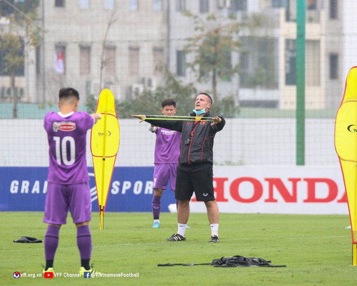 HLV Lee Young-jin vắng vì covid-19, trợ lý thể lực người Pháp quán xuyến U23 Việt Nam - Ảnh 1.