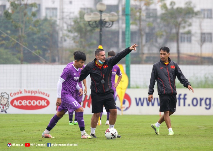 HLV Lee Young-jin vắng vì covid-19, trợ lý thể lực người Pháp quán xuyến U23 Việt Nam - Ảnh 2.