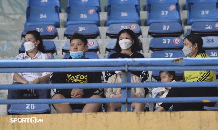 Bố mẹ đến theo dõi trận đấu đầy cảm xúc của Quang Hải - Ảnh 5.