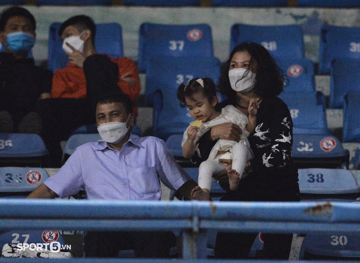 Bố mẹ đến theo dõi trận đấu đầy cảm xúc của Quang Hải - Ảnh 3.