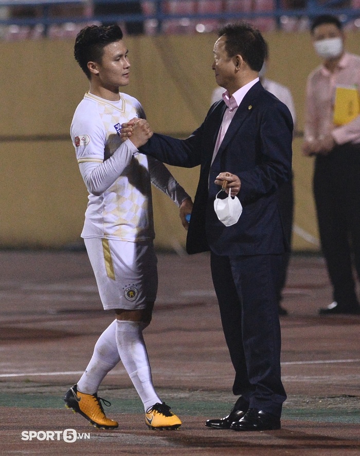 Quang Hải quên hết suy tư, vui đùa cùng cháu gái sau trận đấu Hà Nội FC vs Thanh Hóa - Ảnh 6.