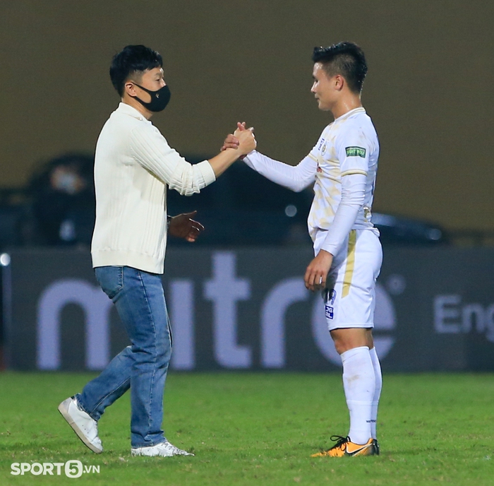 Xúc động khoảnh khắc Quang Hải cúi đầu trước bầu Hiển trong trận đấu có thể là cuối cùng cho Hà Nội FC - Ảnh 7.