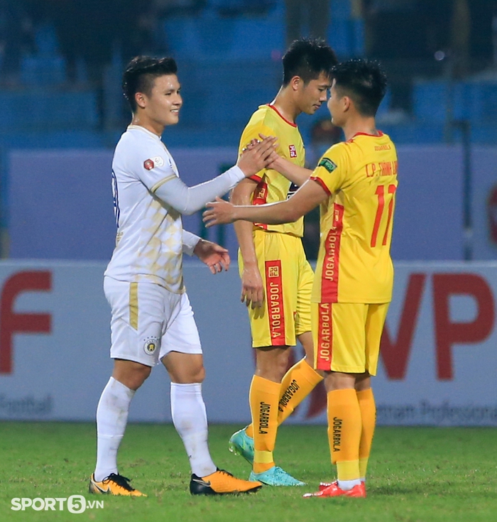 Xúc động khoảnh khắc Quang Hải cúi đầu trước bầu Hiển trong trận đấu có thể là cuối cùng cho Hà Nội FC - Ảnh 8.