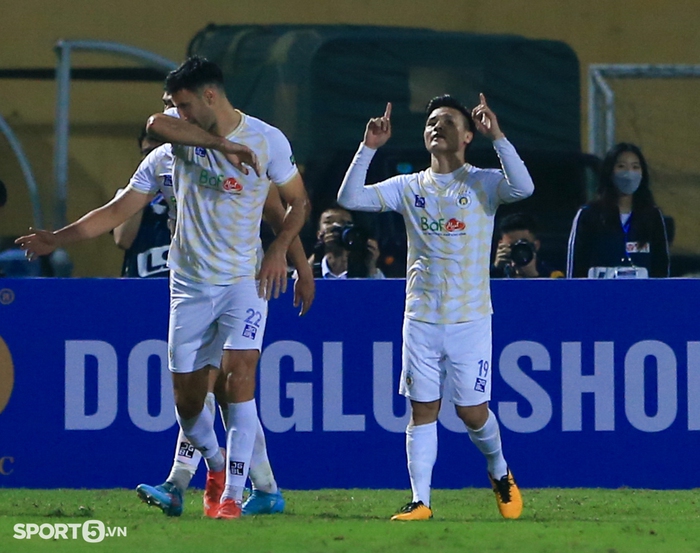 Xúc động khoảnh khắc Quang Hải cúi đầu trước bầu Hiển trong trận đấu có thể là cuối cùng cho Hà Nội FC - Ảnh 9.