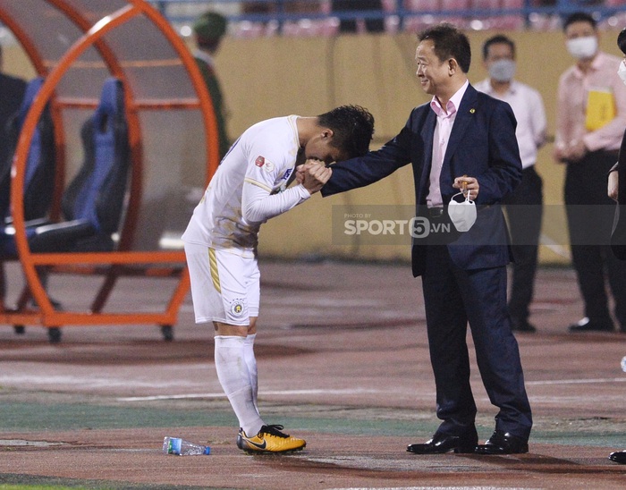 Xúc động khoảnh khắc Quang Hải cúi đầu trước bầu Hiển trong trận đấu có thể là cuối cùng cho Hà Nội FC - Ảnh 4.
