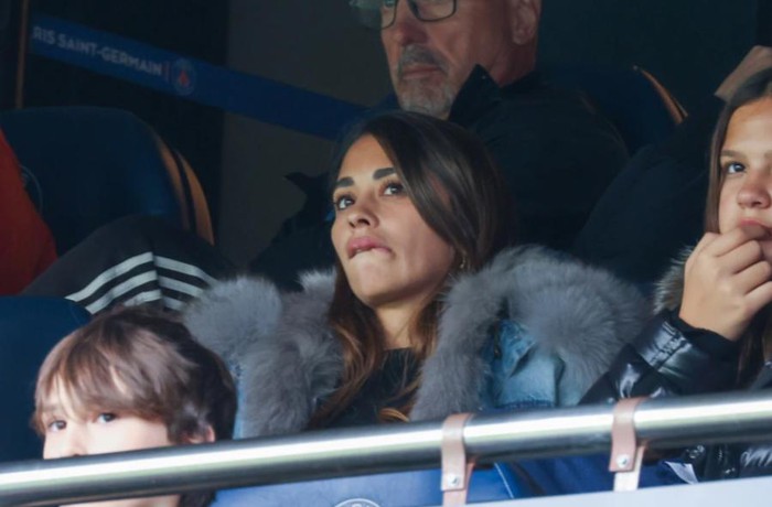 Vợ Messi bật khóc khi chứng kiến chồng bị fan PSG la ó - Ảnh 1.
