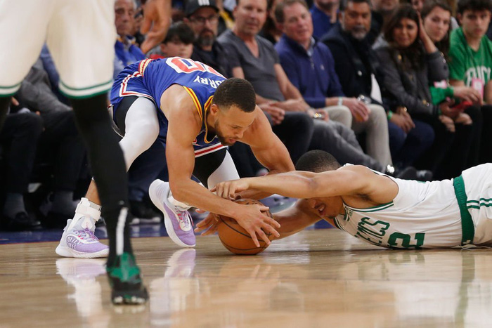 Stephen Curry dính chấn thương, Golden State Warriors bị Boston Celtics “xử đẹp” - Ảnh 1.