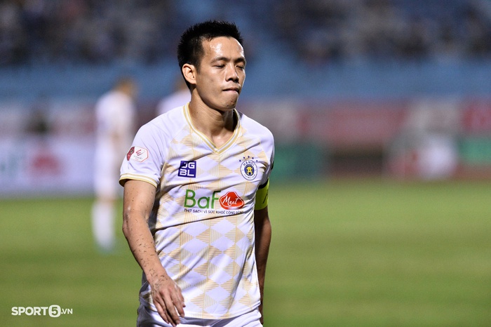 Đồng nghiệp liên tục bắt việt vị sai, trọng tài chính trận Hà Nội FC vs Thanh Hóa vất vả &quot;gánh&quot; cả trận - Ảnh 3.