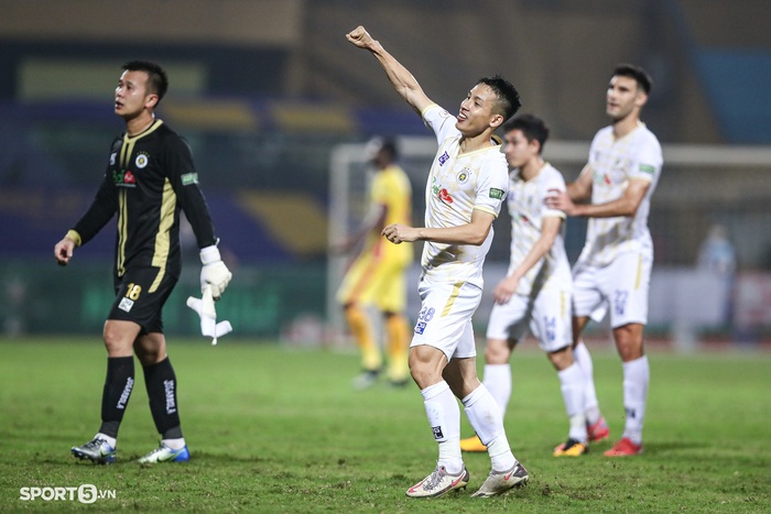 Màn ăn mừng đặc biệt của Hùng Dũng sau chiến thắng đầu tiên tại V-League 2022 - Ảnh 3.
