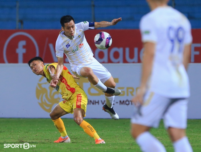 Cầu thủ Thanh Hoá nghi bị rạn xương ở trận thua Hà Nội FC - Ảnh 1.