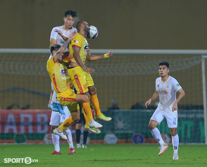 Cầu thủ Thanh Hoá nghi bị rạn xương ở trận thua Hà Nội FC - Ảnh 2.