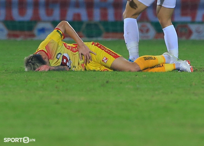 Cầu thủ Thanh Hoá nghi bị rạn xương ở trận thua Hà Nội FC - Ảnh 4.