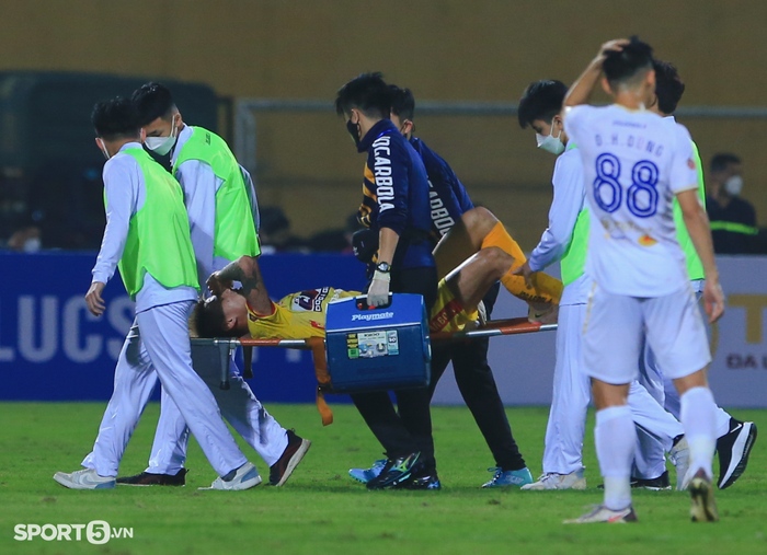 Cầu thủ Thanh Hoá nghi bị rạn xương ở trận thua Hà Nội FC - Ảnh 5.