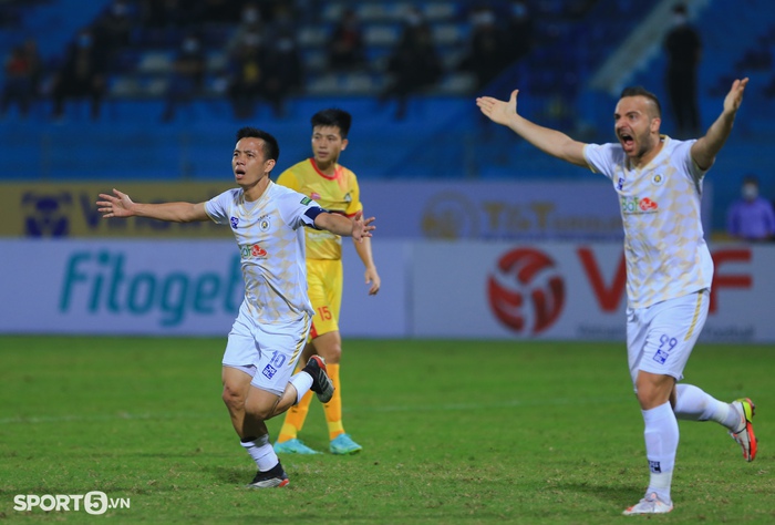 Cầu thủ Thanh Hoá nghi bị rạn xương ở trận thua Hà Nội FC - Ảnh 9.