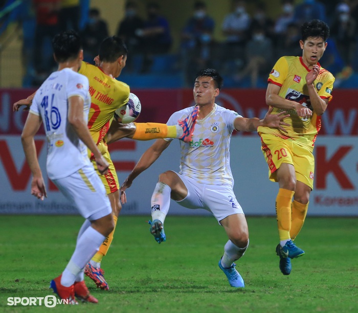 Cầu thủ Thanh Hoá nghi bị rạn xương ở trận thua Hà Nội FC - Ảnh 10.