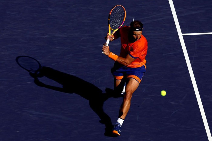 Mặc kệ &quot;Trai hư&quot; đập nát vợt, Nadal vẫn nối dài kỷ lục để vào bán kết Indian Wells - Ảnh 5.