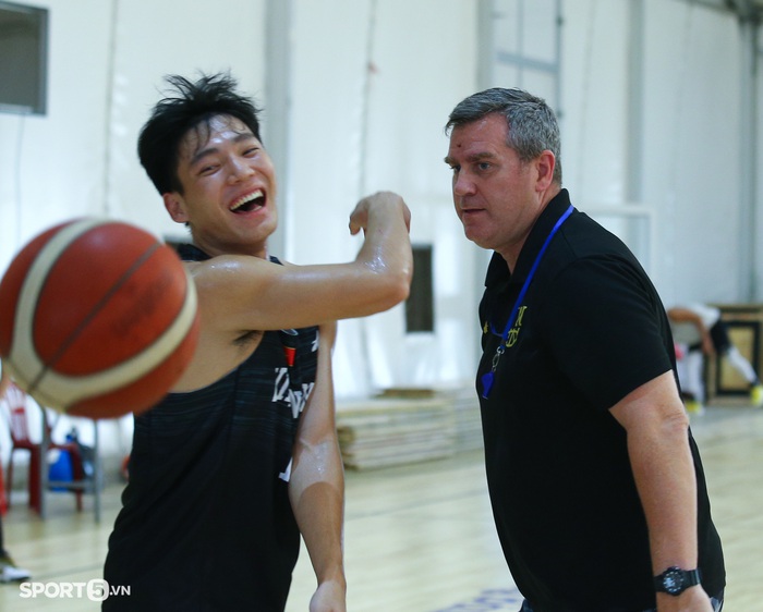 Coach Kevin Yurkus lau sàn cho học trò, Kim Bản được ông thầy người Mỹ &quot;bón hành&quot;  - Ảnh 6.