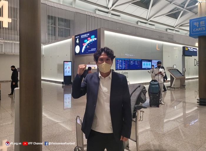 U23 Việt Nam lên đường tới Dubai, HLV Lee Young-jin thoát cảnh đi một mình - Ảnh 2.