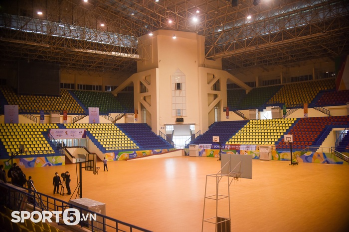 Hà Nội hoàn thiện sân bãi chuẩn bị SEA Games 31, riêng bóng rổ còn “ngổn ngang” - Ảnh 11.