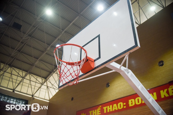 Hà Nội hoàn thiện sân bãi chuẩn bị SEA Games 31, riêng bóng rổ còn “ngổn ngang” - Ảnh 26.