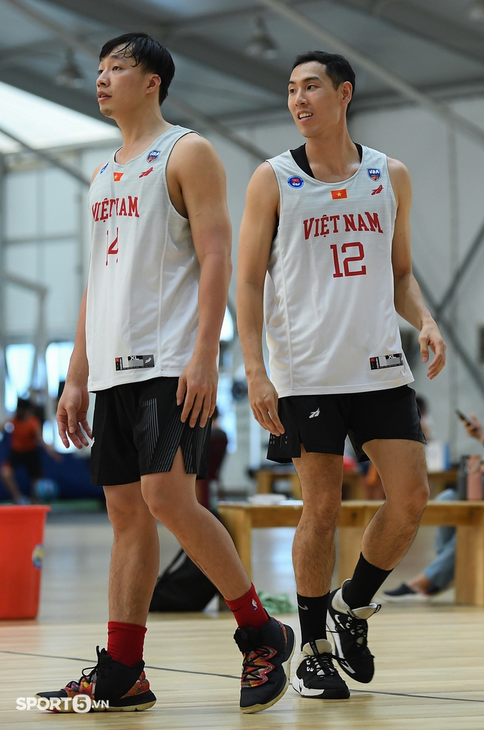 Justin Young, Nguyễn Văn Hùng rạng rỡ hội quân cùng đội tuyển bóng rổ Việt Nam trong ngày tập trung thứ 3 - Ảnh 1.