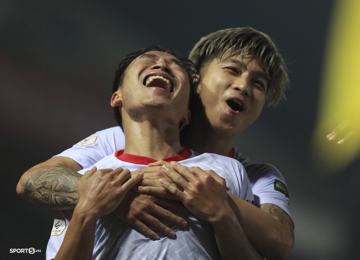Cầu thủ Nam Định mách trọng tài xem màn hình khiến Hải Phòng mất bàn thắng - Ảnh 1.