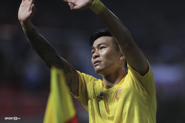 Cầu thủ Nam Định mách trọng tài xem màn hình khiến Hải Phòng mất bàn thắng - Ảnh 5.