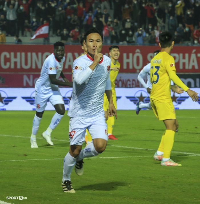 Cầu thủ Nam Định mách trọng tài xem màn hình khiến Hải Phòng mất bàn thắng - Ảnh 9.