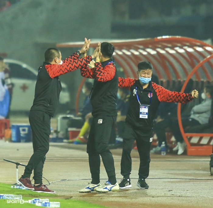 Cầu thủ Nam Định mách trọng tài xem màn hình khiến Hải Phòng mất bàn thắng - Ảnh 2.