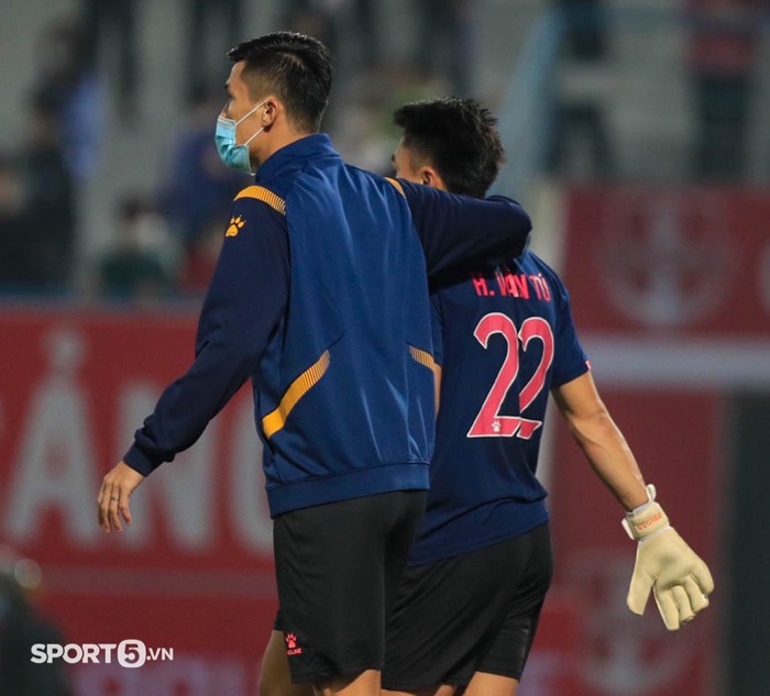 Thủ môn Nam Định thẫn thờ sau khi đấm hụt bóng khiến đội khách mất điểm ngay phút cuối - Ảnh 3.