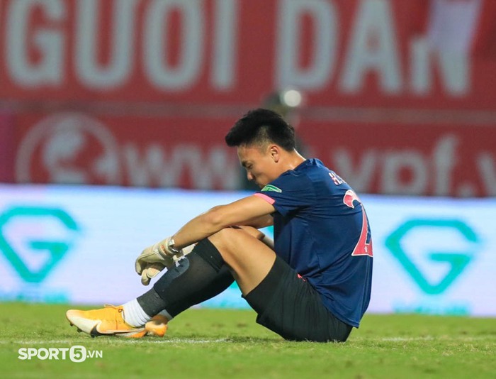 Thủ môn Nam Định thẫn thờ sau khi đấm hụt bóng khiến đội khách mất điểm ngay phút cuối - Ảnh 2.
