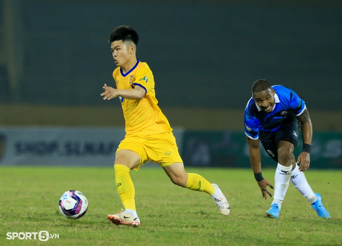 Cầu thủ Bình Định đòi phạt thẻ đỏ tiền vệ trẻ SLNA sau pha bóng thót tim - Ảnh 7.