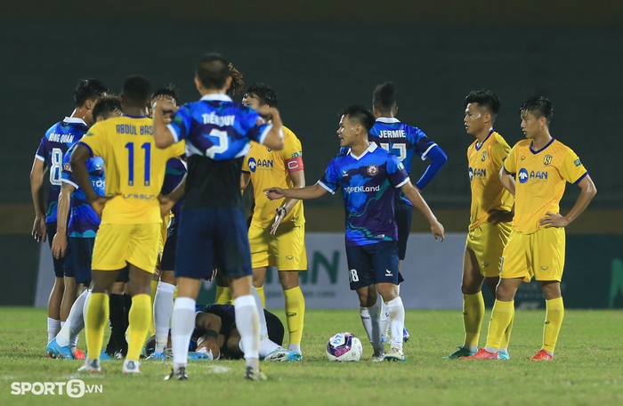 Cầu thủ Bình Định đòi phạt thẻ đỏ tiền vệ trẻ SLNA sau pha bóng thót tim - Ảnh 5.