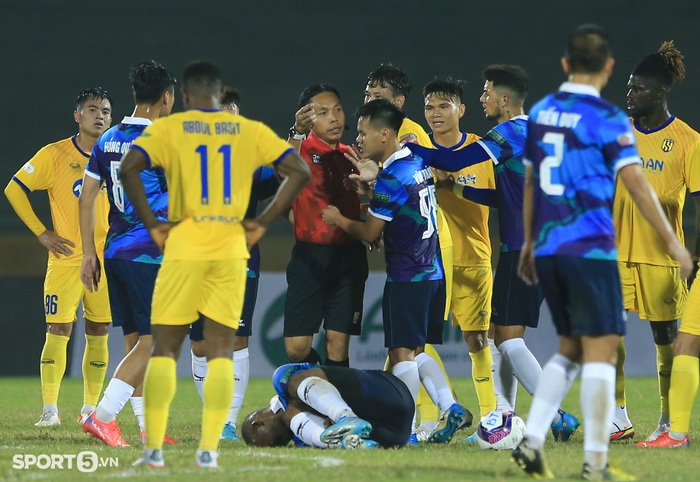 Cầu thủ Bình Định đòi phạt thẻ đỏ tiền vệ trẻ SLNA sau pha bóng thót tim - Ảnh 4.
