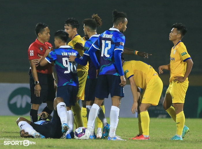 Cầu thủ Bình Định đòi phạt thẻ đỏ tiền vệ trẻ SLNA sau pha bóng thót tim - Ảnh 3.