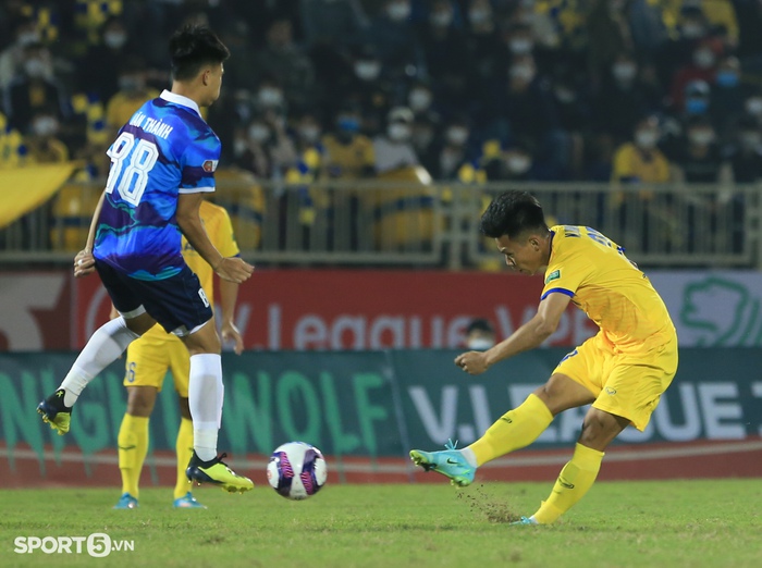 Cầu thủ Bình Định đòi phạt thẻ đỏ tiền vệ trẻ SLNA sau pha bóng thót tim - Ảnh 6.