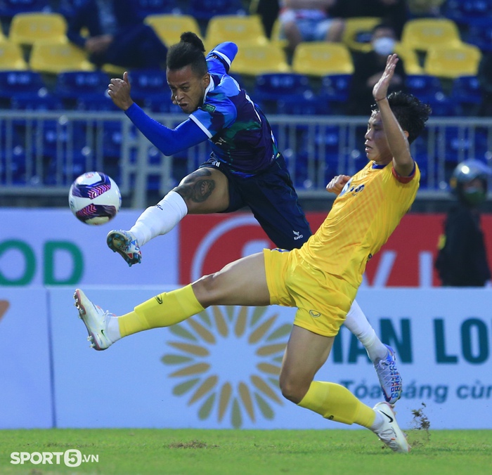 Cầu thủ Bình Định đòi phạt thẻ đỏ tiền vệ trẻ SLNA sau pha bóng thót tim - Ảnh 9.