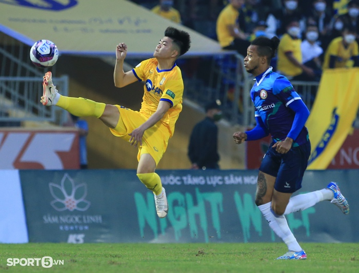 Cầu thủ Bình Định đòi phạt thẻ đỏ tiền vệ trẻ SLNA sau pha bóng thót tim - Ảnh 8.