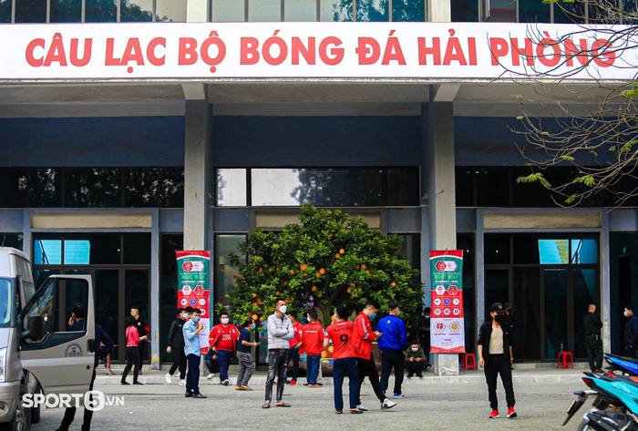 Sân vận động Lạch Tray &quot;khoác áo mới&quot; trước trận tiếp CLB Nam Định - Ảnh 1.