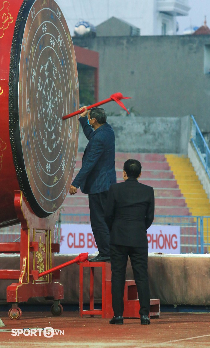 Chủ tịch Hoàn &quot;pháo&quot; cất công mời HLV Mai Đức Chung về đánh trống chào mừng, Hải Phòng giành trọn 3 điểm - Ảnh 2.