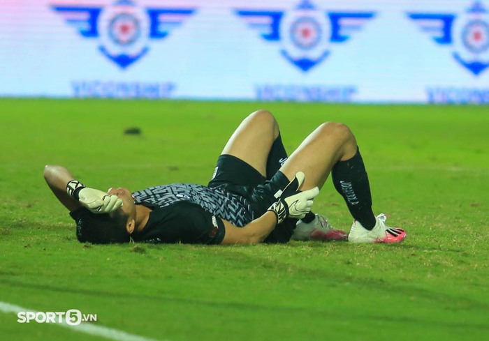 Thủ môn Nam Định thẫn thờ sau khi đấm hụt bóng khiến đội khách mất điểm ngay phút cuối - Ảnh 1.