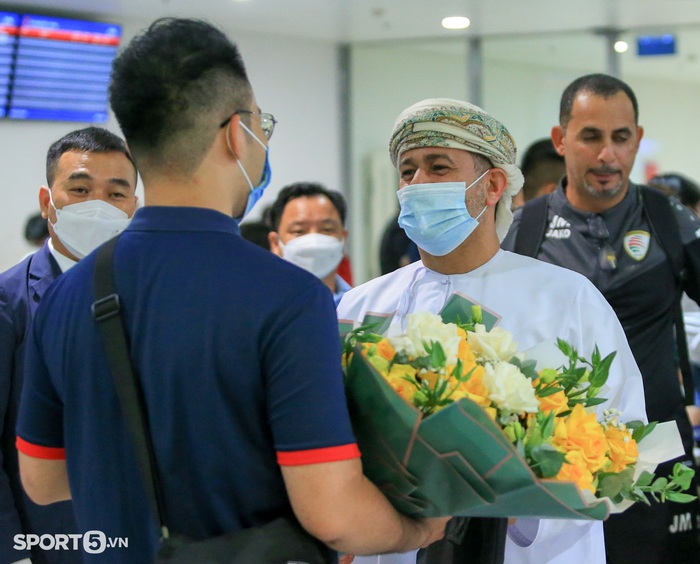 Chuyên cơ chở tuyển Oman đến Việt Nam trễ gần 2 tiếng - Ảnh 3.