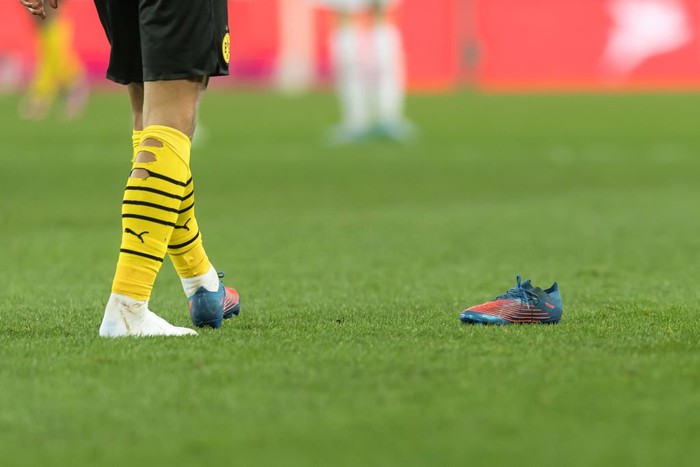 Sao trẻ Dortmund bị giẫm đến mức rách toạc cả giày, trông mặt anh chàng cau có rõ tội! - Ảnh 3.