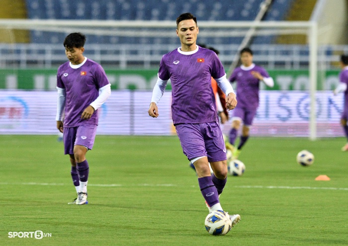 HLV Park Hang-seo đặc biệt dặn dò Tuấn Anh trước trận gặp ĐT Oman  - Ảnh 1.